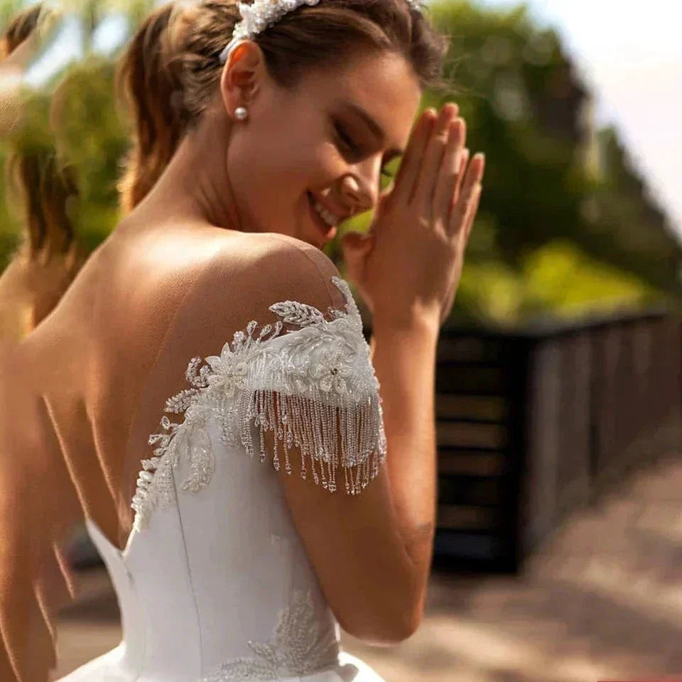 Custom Made Princess Wedding Dress A Line Beaded Lace Appliques Bride Dresses Illusion Back Party Dress Long Train Wedding Gowns (ZD14102)