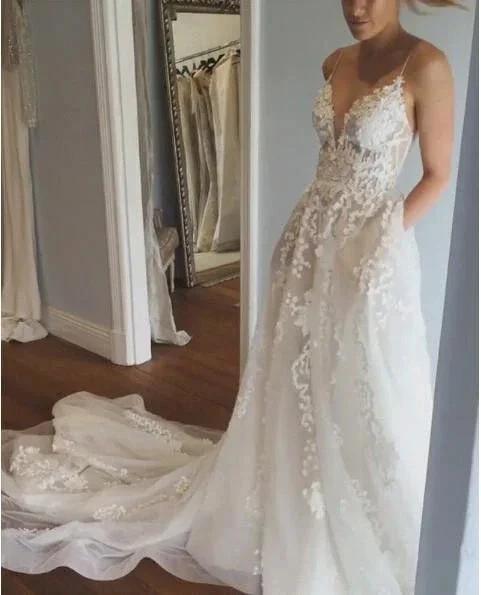 Deep V Neck Spaghetti Straps Beach Wedding Dress Bridal Gown (ZD16242)