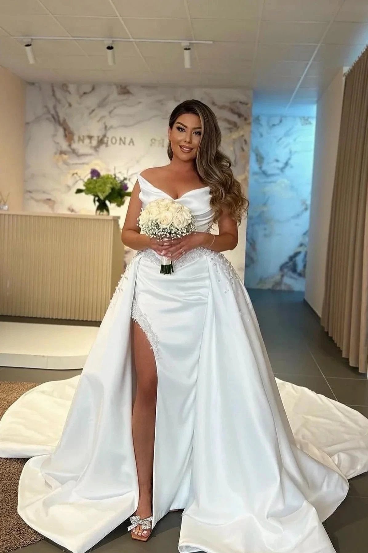 Designer Long White A-line Wedding Dress Hight Split Sleeveless V-neck Satin Bridal Gowns (ZD15638)
