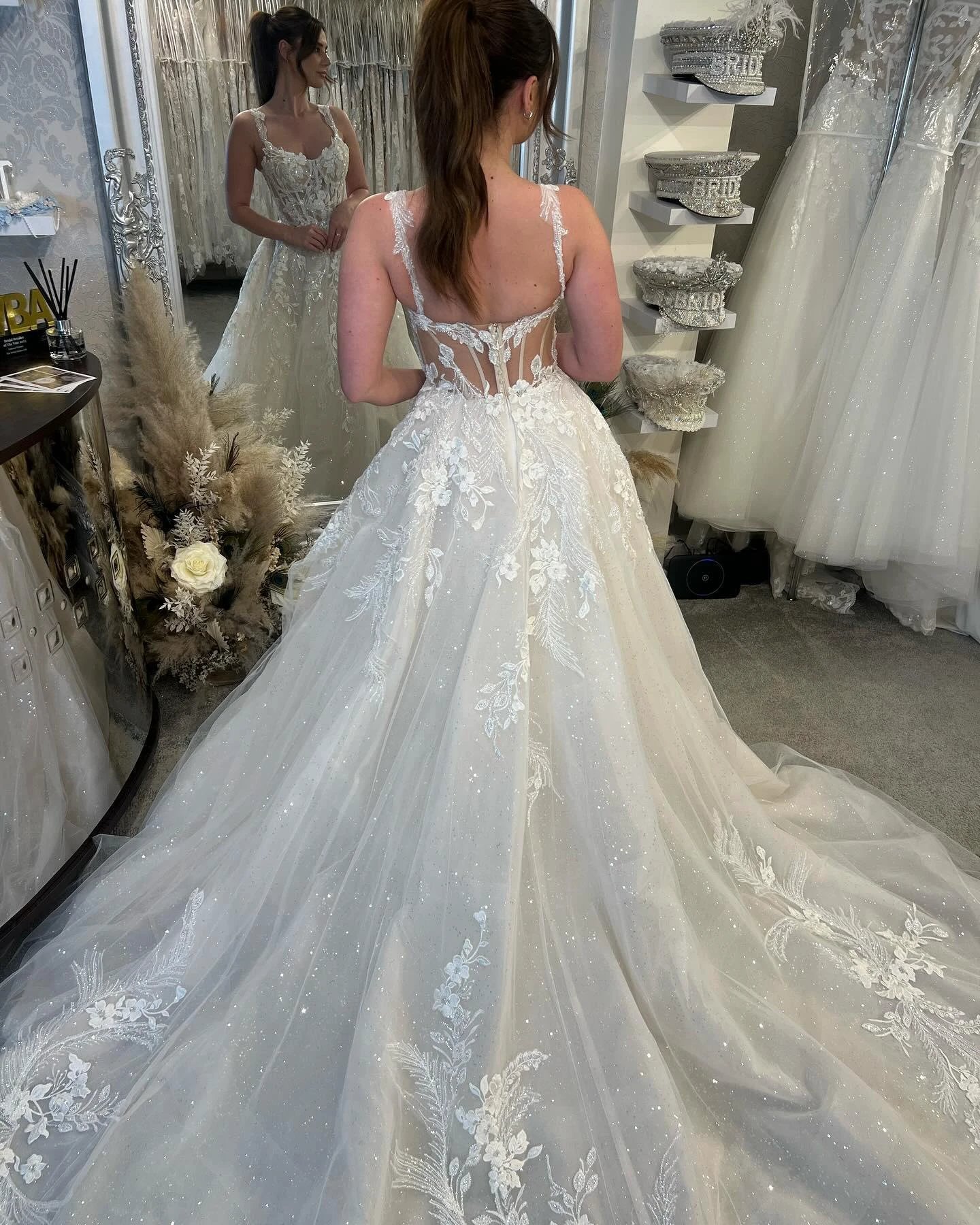 Designer White A-line Spaghetti Straps Sleeveless Tulle Wedding Dresses With Lace (ZD16484)