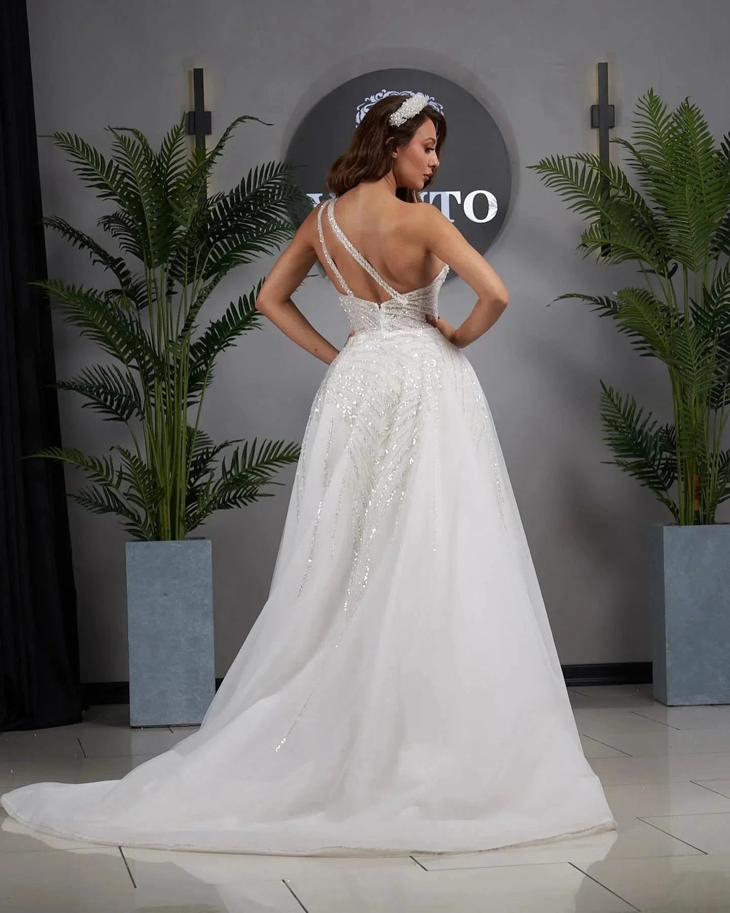 Elegant A-line One Shoulder Sleeveless Appliques Tulle Wedding Dress Woman (ZD15583)