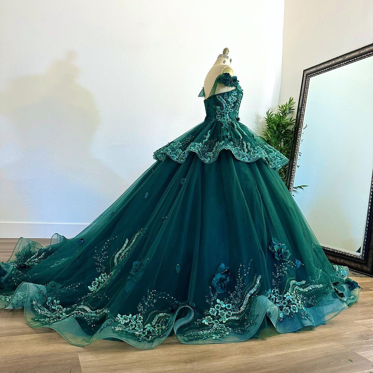 Elegant Ball Gown Off Shoulder Flower Lace Appliques Tiered Sweep Train Emerald Green Tulle Quinceanera Dress For Sweet 16