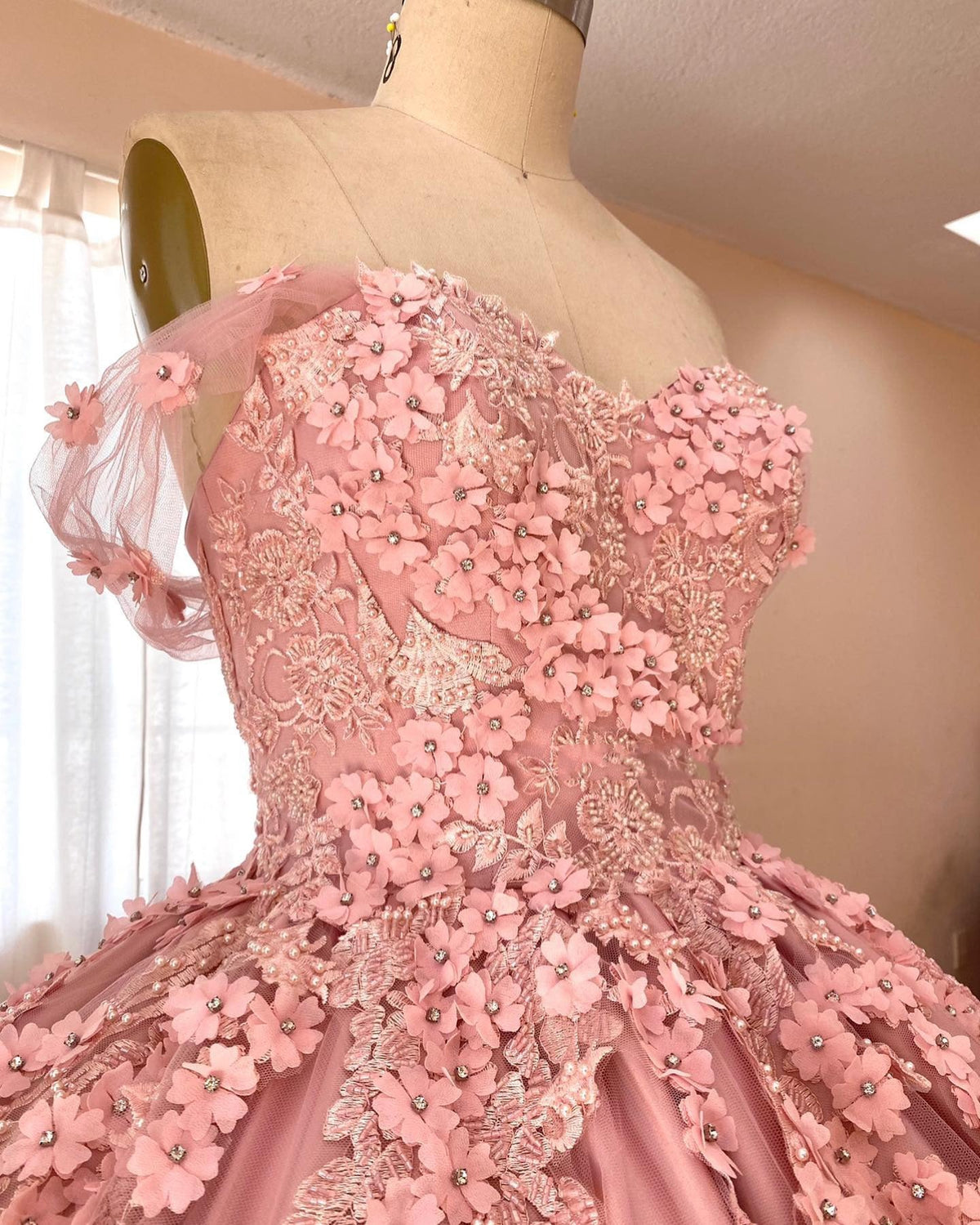 Elegant & Gorgeous Ball Gown Off Shoulder 3D Flower Lace Appliques Beaded Pink Satin Quinceanera Dress For Sweet 16