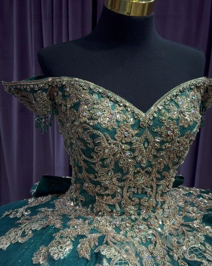 Elegant & Luxuru Ball Gown Off Shoulder Gold Lace Applique Beads Tiered Ruffle Emerald Green Tulle Quinceanera Dress Princess Gown For Sweet 16