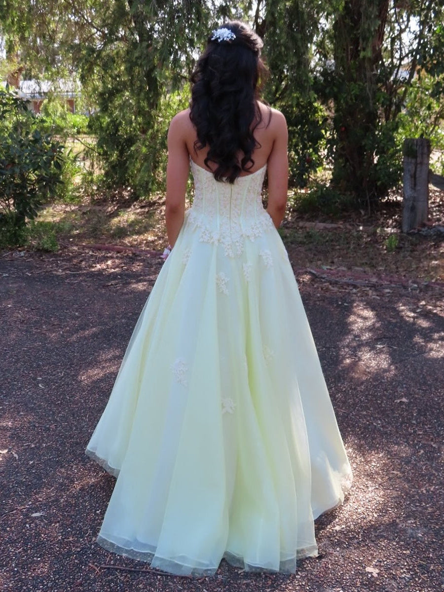 Elegant Yellow Strapless A-Line Prom Dress with Lace Appliques