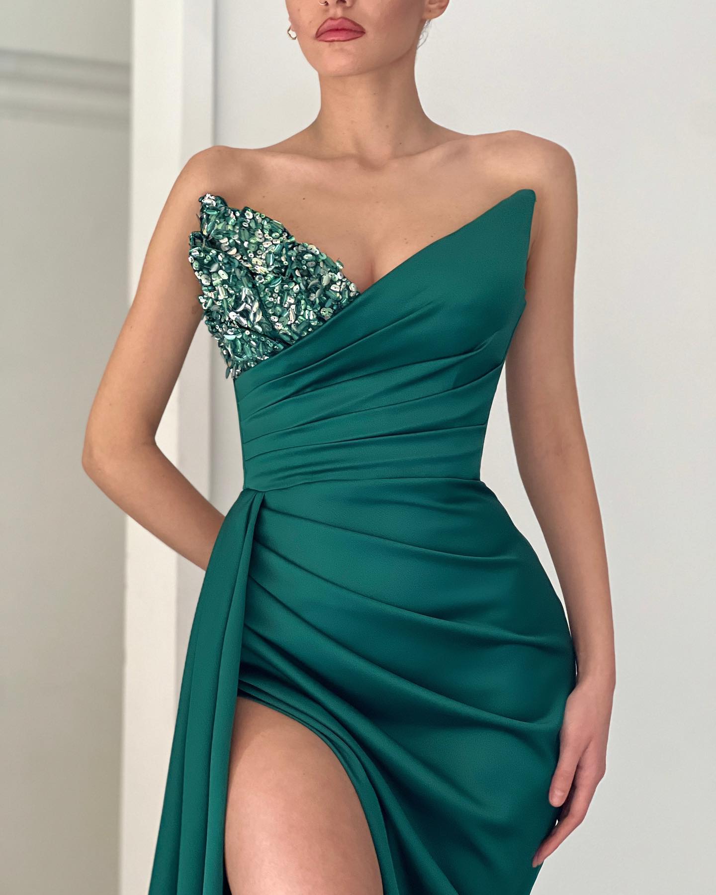 Luxury V-Neck Beads Pleated Satin Party Cocktail Dress Mermaid Floor Length Prom Gown Charming Lady