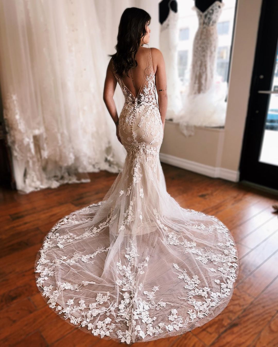 Glamorous Long Mermaid Dress With V-neck Sleeveless Backless Design And Lace Detailing (ZD17490)