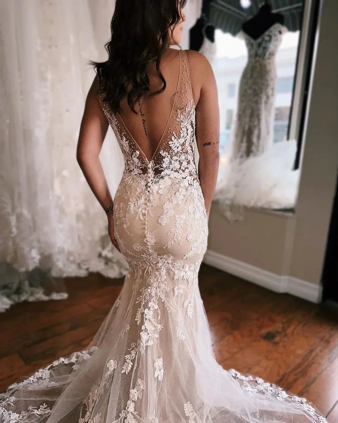 Glamorous Long Mermaid V-neck Sleeveless Backless Wedding Dress With Lace (ZD15690)