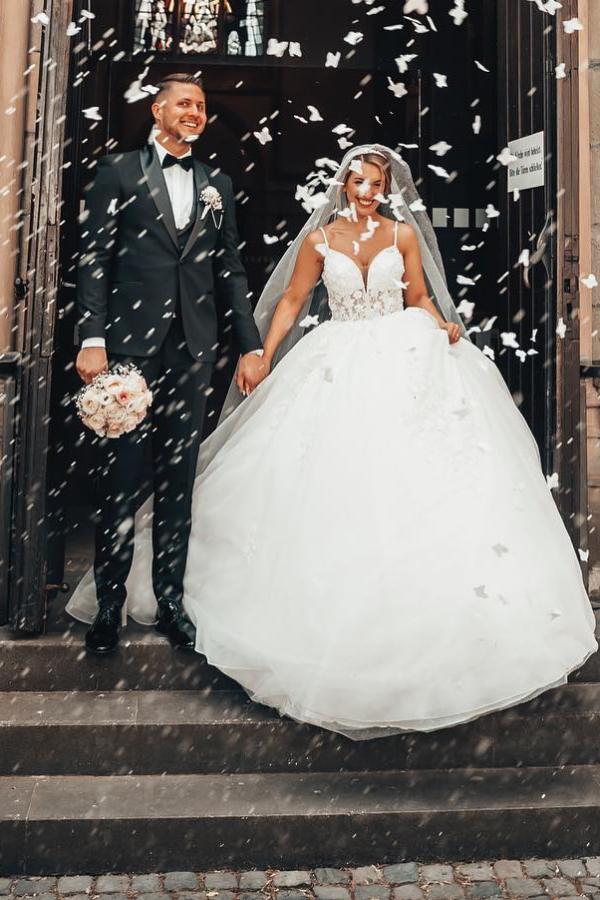 Gorgeous Princess V-neck A-line Wedding Dress With Lace