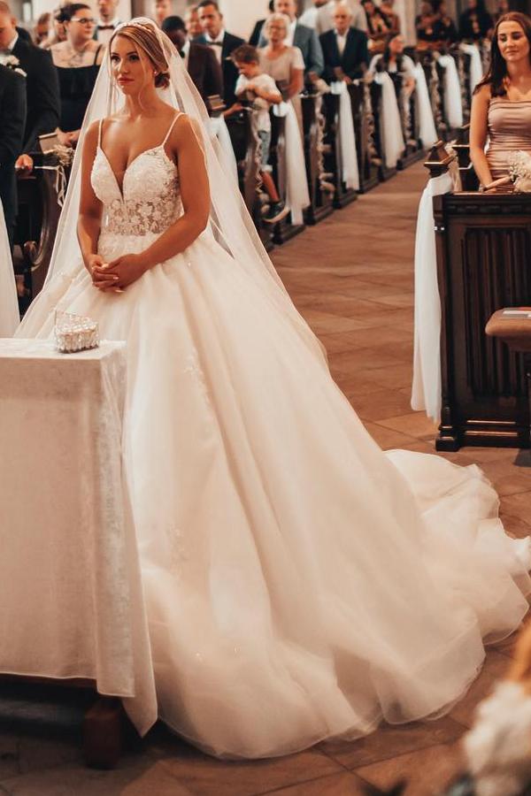 Gorgeous Princess V-neck A-line Wedding Dress With Lace