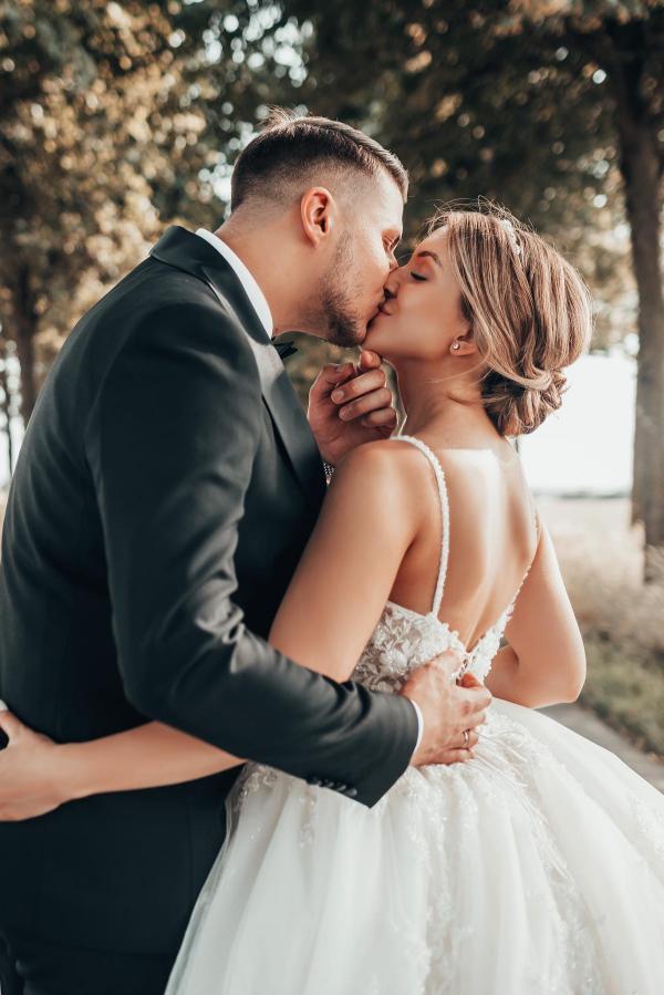 Gorgeous Princess V-neck A-line Wedding Dress With Lace