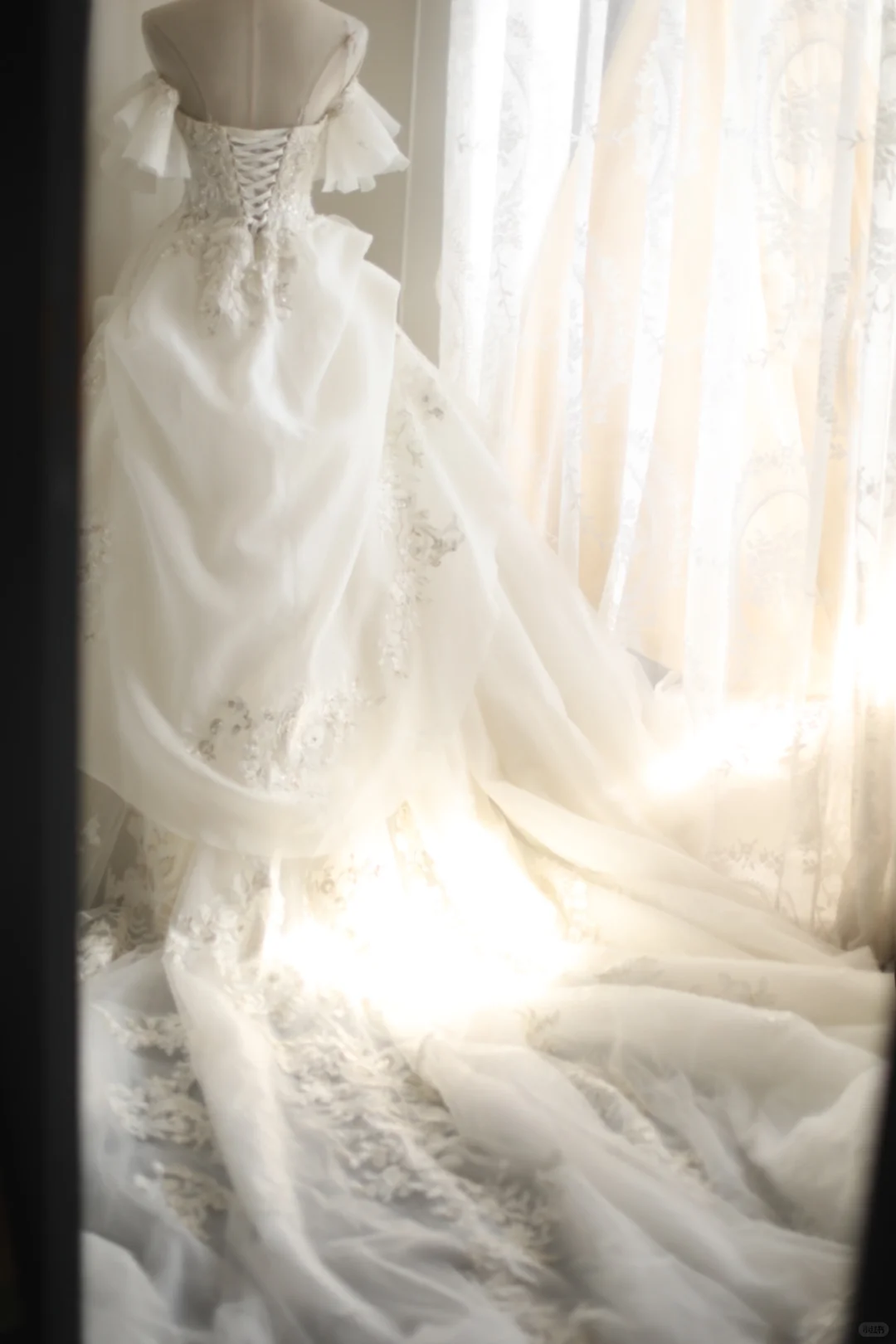 Pretty Off The Shoulder White Tulle Appliques Long Wedding Dress