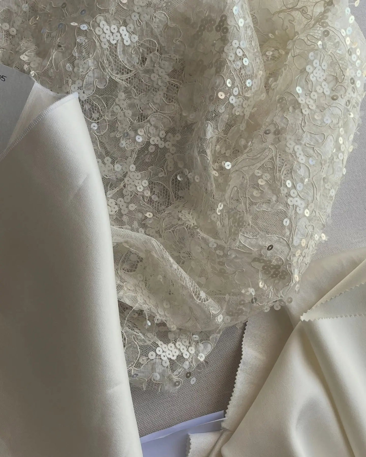 Luxury Ivory Off-the-Shoulder Lace and Satin Mermaid Wedding Dress with Veil ZP073