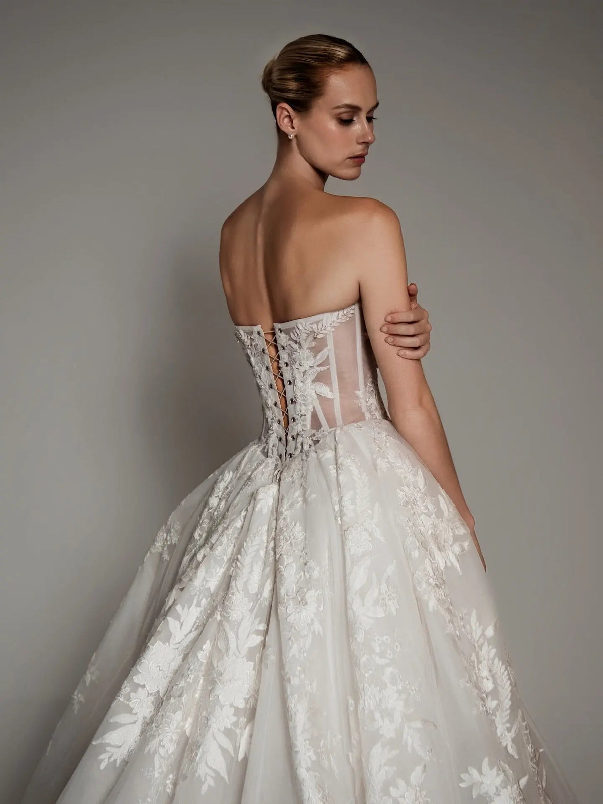 Luxury Ivory Strapless Floral Embroidery Ball Gown Wedding Dress with Veil ZP137