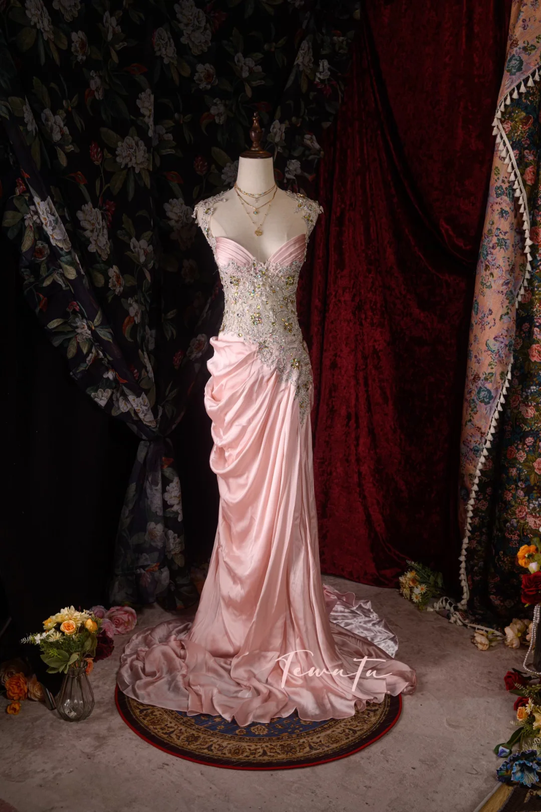 V-Neck Pink Mermaid Satin Prom Dress Beaded Applique Evening Dress Formal Party Dress