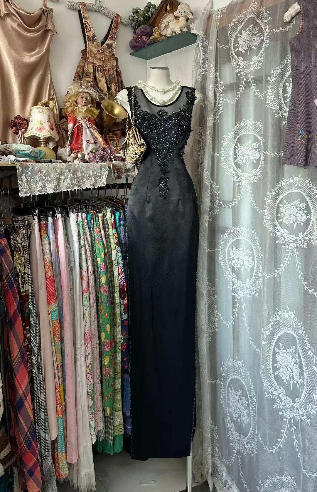 Sleeveless Black Sheath Evening Dress With Applique
