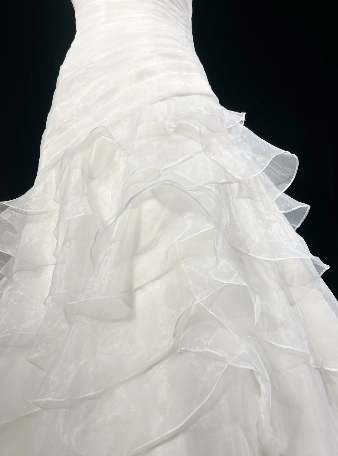 Spaghetti Straps Ruffled Ivory Wedding Dress Layered Elegant Wedding Gown For Bridal J9604