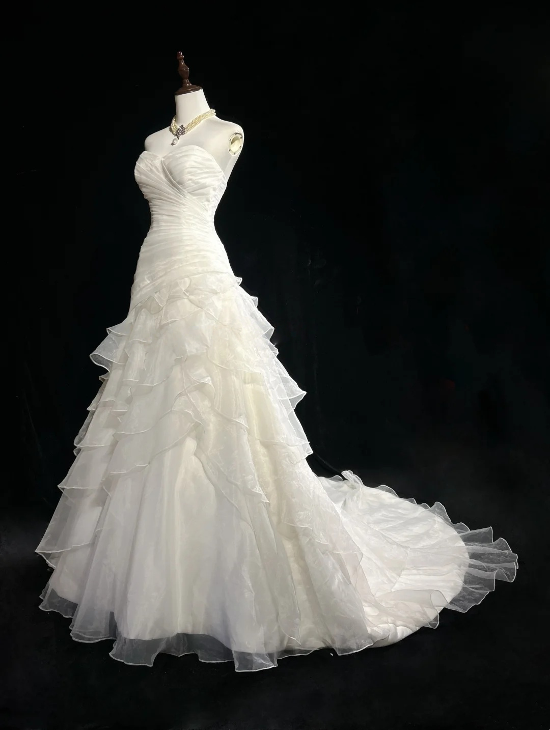 Spaghetti Straps Ruffled Ivory Wedding Dress Layered Elegant Wedding Gown For Bridal J9604