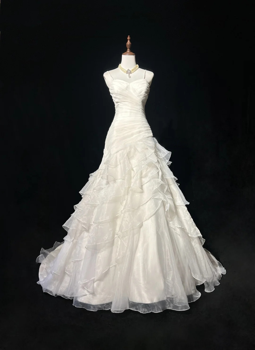 Spaghetti Straps Ruffled Ivory Wedding Dress Layered Elegant Wedding Gown For Bridal J9604
