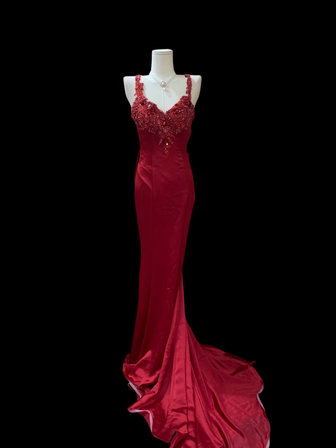 V-Neck Red Sheath Prom Dress Satin Formal Evening Dress With Appliques