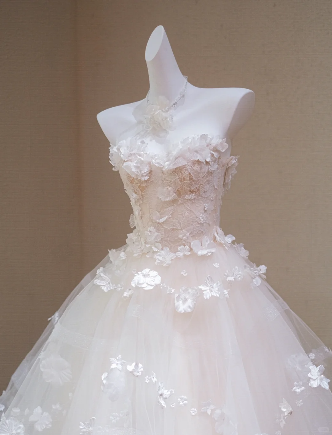 Beautiful Sweetheart Neck White Tulle Lace Appliques Long Wedding Dress - View 4 | FashionDia