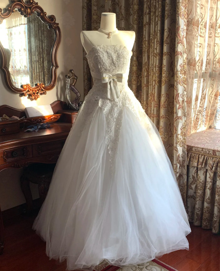 Pretty Strapless Tulle Appliques Beaded Long Wedding Dress