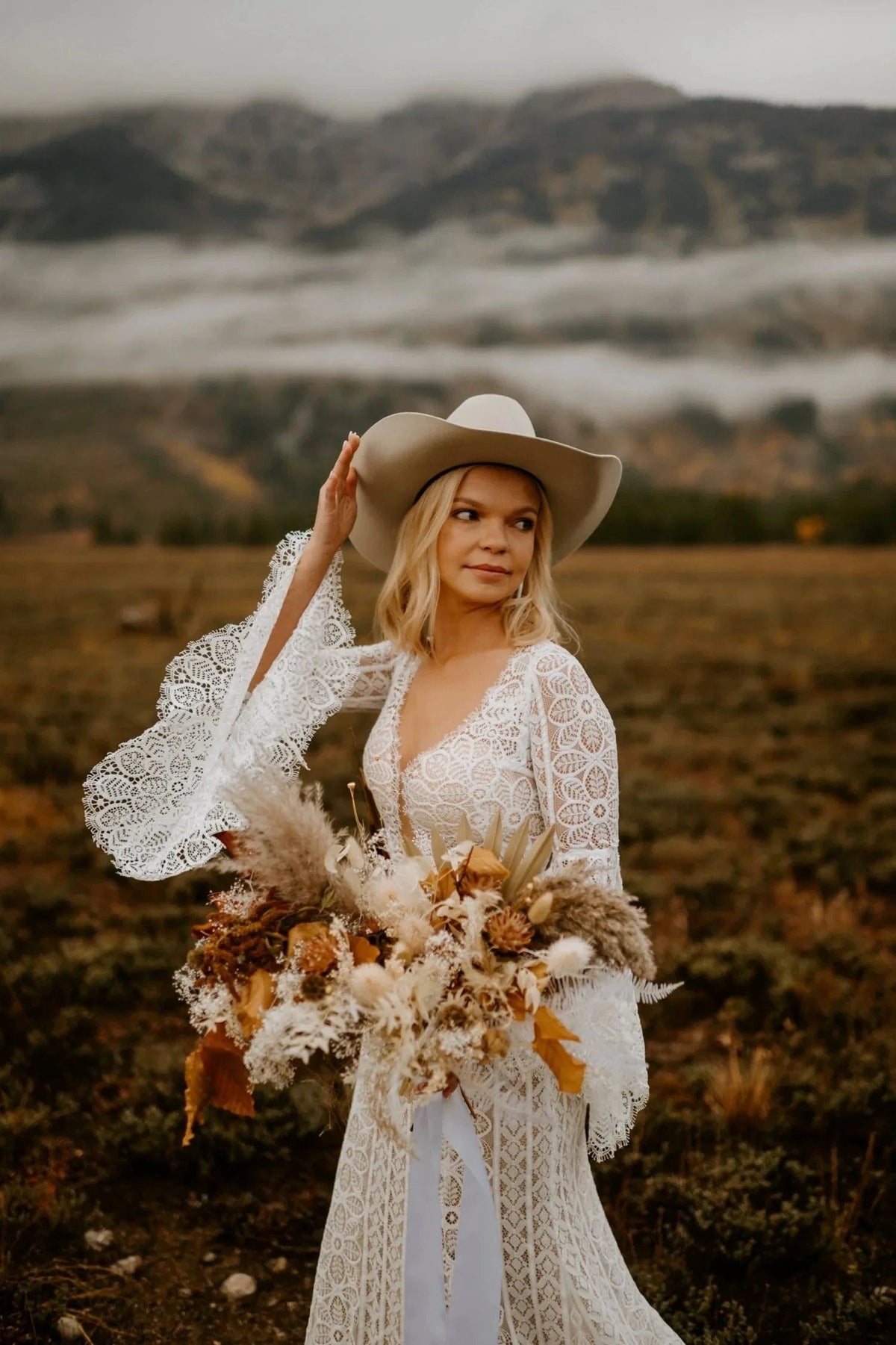 Long Sleeve Lace Wedding Dresses Lace Up Back Beach Wedding Dress (ZD16358)