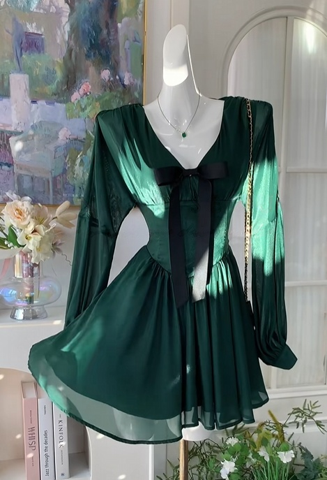 Long Sleeves A-Line Emerald Green Chiffon Homecoming Dress