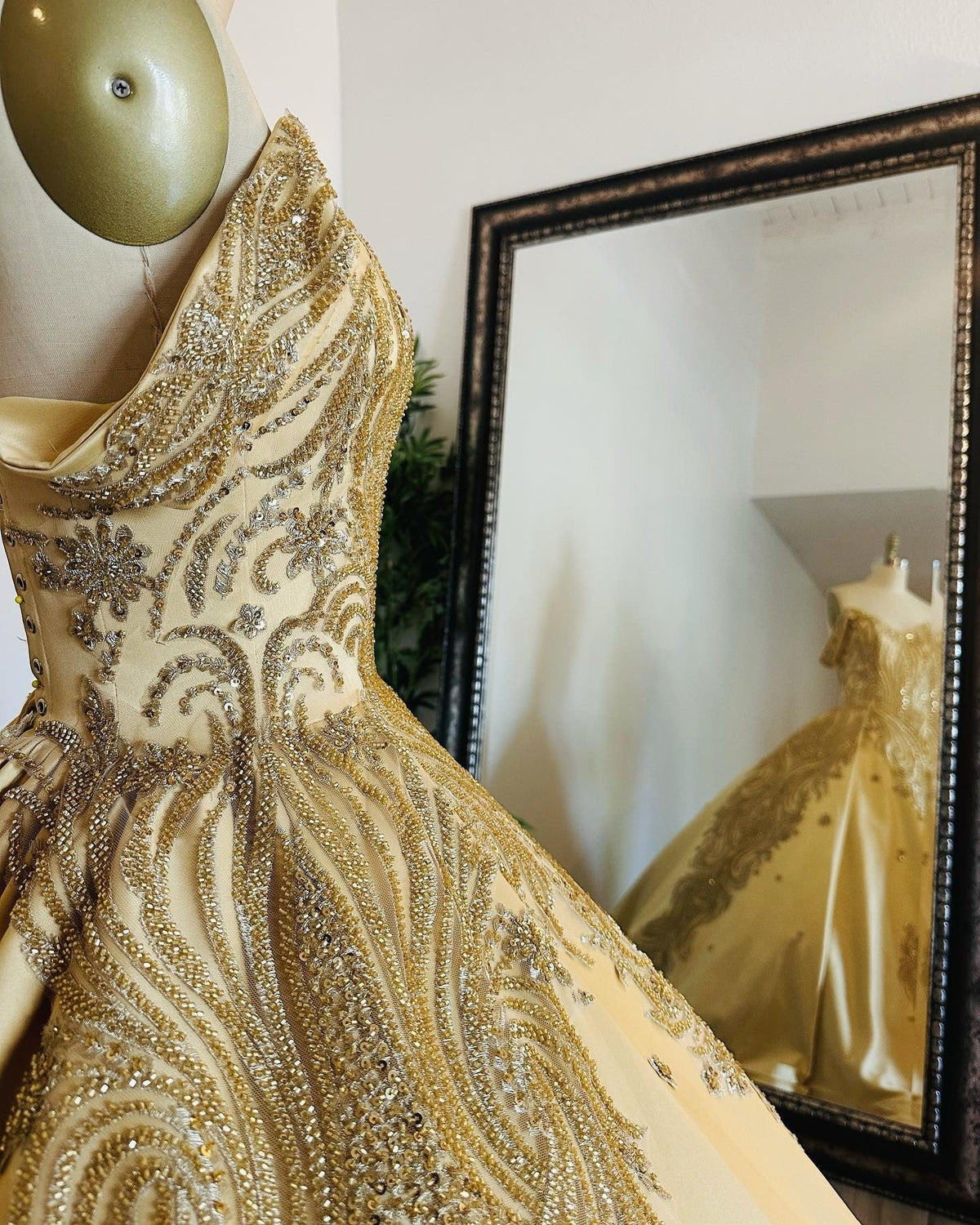 Luxury Ball Gown Off Shoulder Sleeveless Appliques Gold Satin Quinceanera Dress For Sweet 16