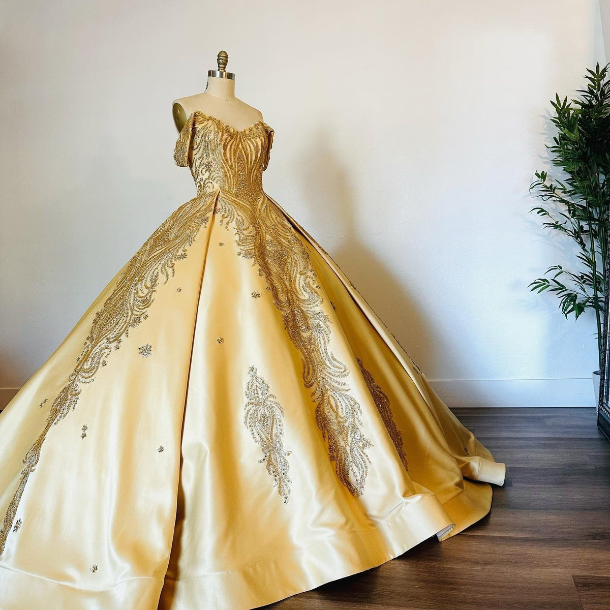 Luxury Ball Gown Off Shoulder Sleeveless Appliques Gold Satin Quinceanera Dress For Sweet 16