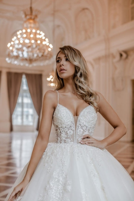 Noble Spaghetti-Straps Sleeveless Ball Gown Lace Bridal Dress
