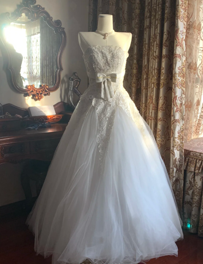 Pretty Strapless Tulle Appliques Beaded Long Wedding Dress