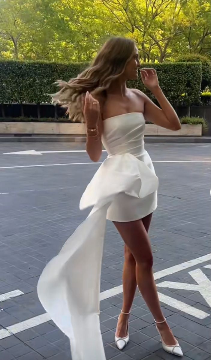 Fashionable White Sleeveless Irregular Large Bow Tail Satin Birthday Party Homecoming Dress