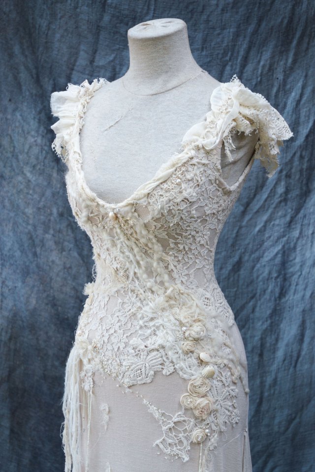 Vintage Off-white Slim-Fit Trailing V-Neck 3D Floral Lace Long Prom Dress Wedding Dress - View 3 | FashionDia