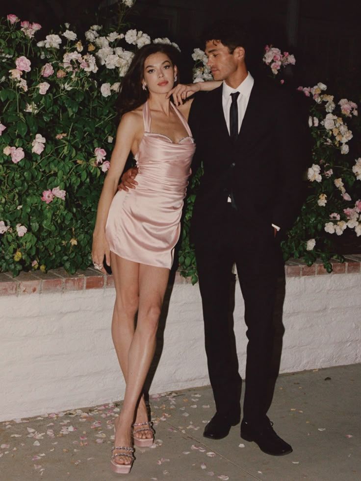 Elegant Pink Halterneck Satin Pleated Hip-hugging 17th Birthday Homecoming Dress