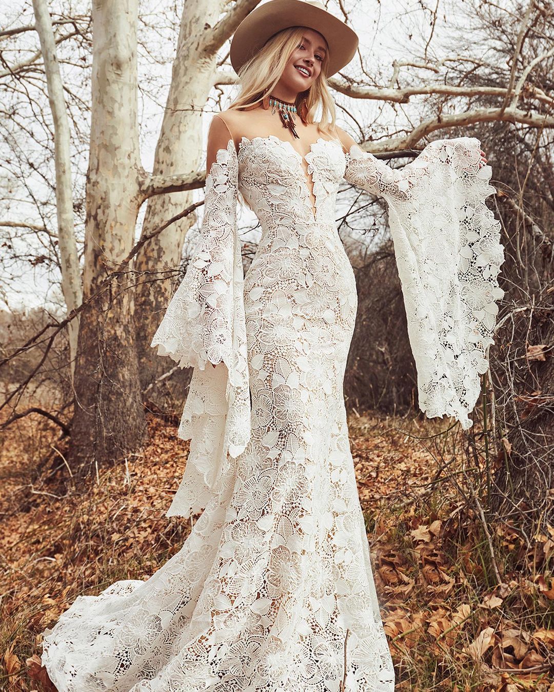 Trumpet/Mermaid Sweetheart Open Back Applique Lace Wedding Dress with Bell Sleeves