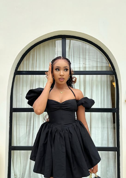 Elegant Halterneck Black Satin A-Line Off-the-shoulder Birthday Dress Homecoming Dress - View 5 | FashionDia