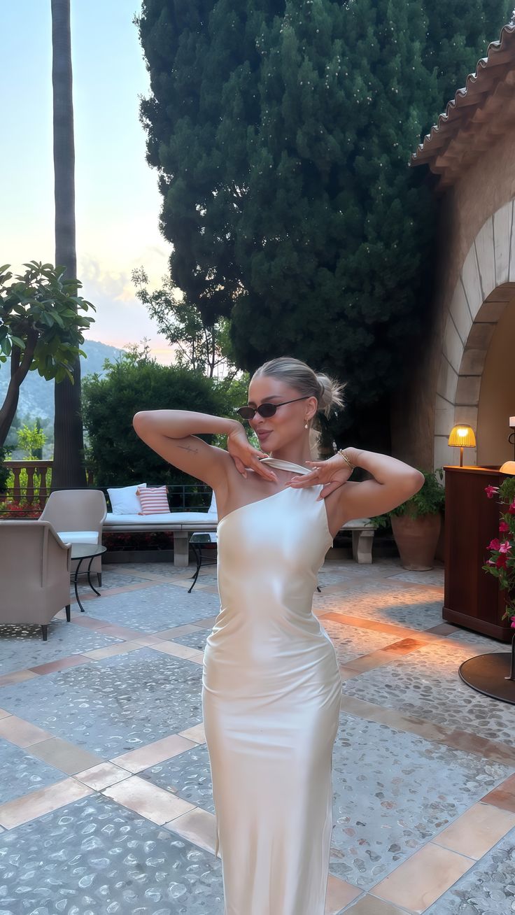 Minimalist Cream Apricot Slim-Fit One-Shoulder Halter Satin Long Prom & Evening Dress Bridesmaid Dress - View 4 | FashionDia