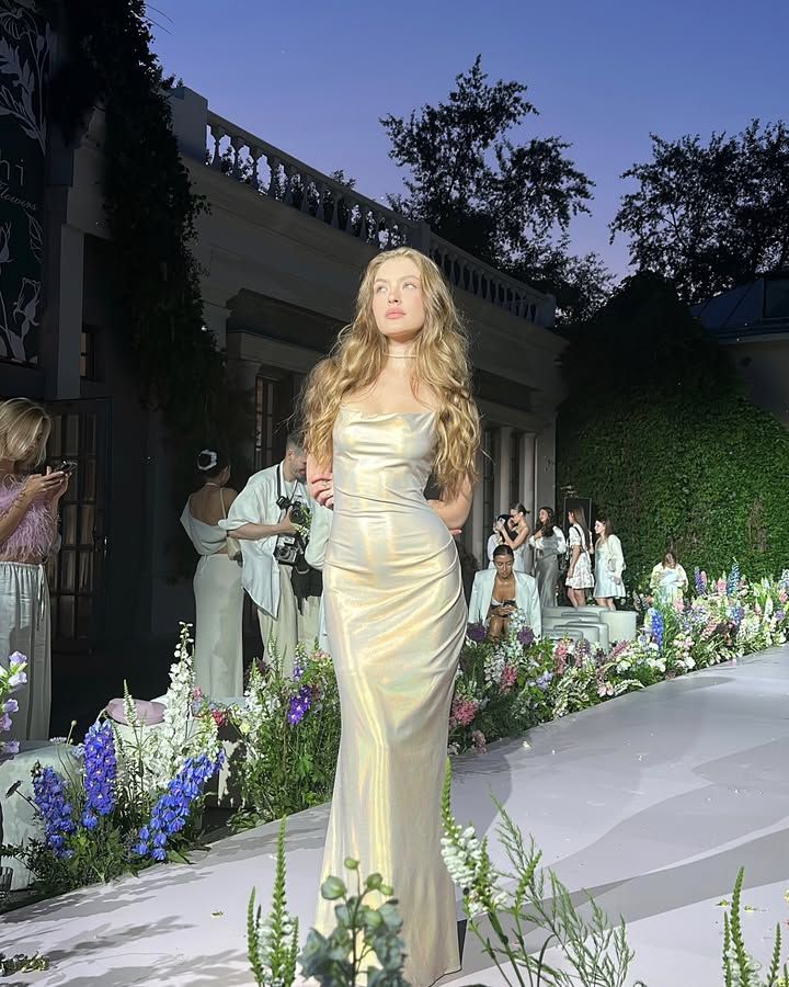 Elegant Iridescent Champagne Gold Mermaid Spaghetti Strap Satin Long Prom Dress Evening Dress