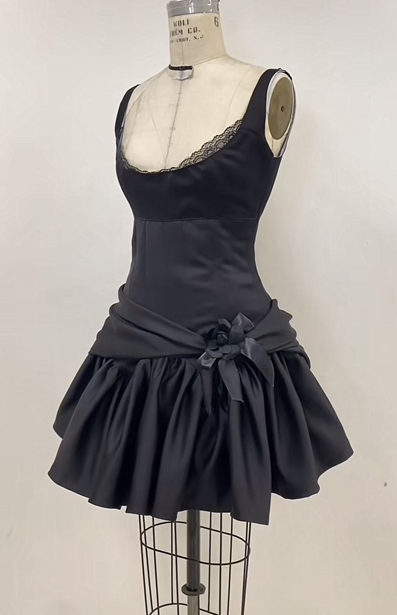 Elegant Black Lace-trimmed A-line Satin Birthday Party Homecoming Dress With Tie-back