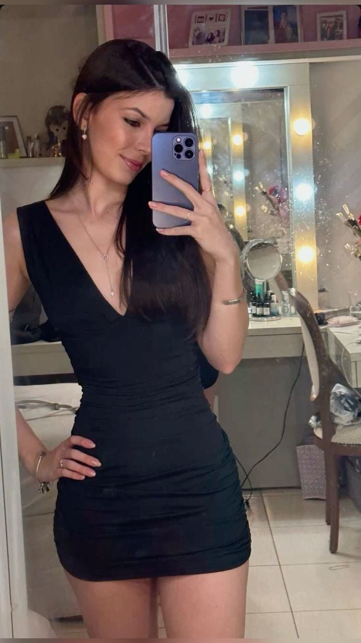 Elegant Black V-neck Slim-fit Hip-hugging Birthday Party Homecoming Dress