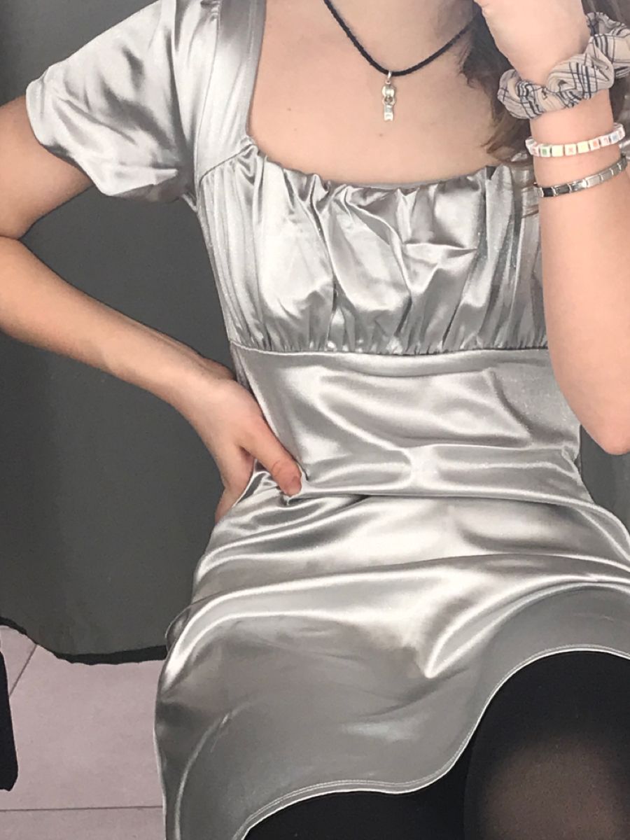 Elegant Silver-gray Puff Short-sleeved Pleated Slim-fit Satin Birthday Party Homecoming Dress