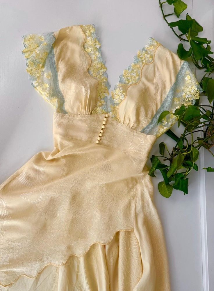 Elegant Yellow V-Neck Irregular High-Slit Lace Jacquard Satin Long Prom & Evening Dress - View 3 | FashionDia