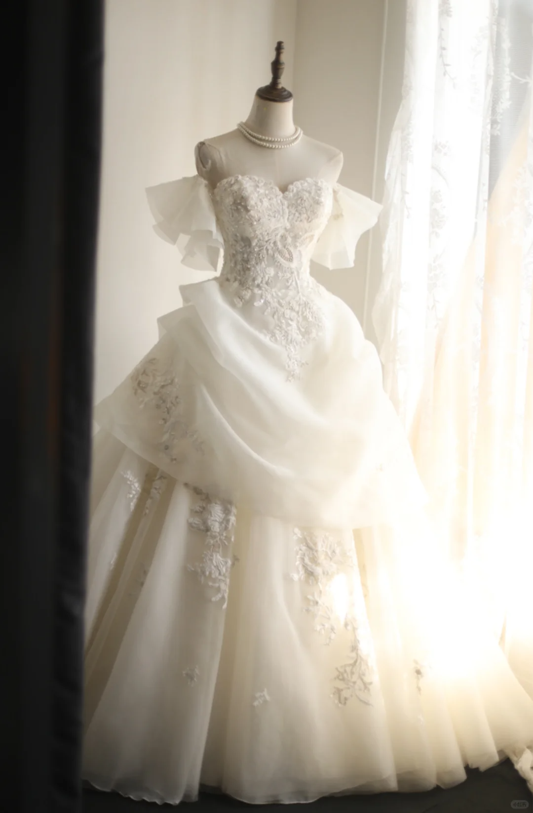 Pretty Off The Shoulder White Tulle Appliques Long Wedding Dress
