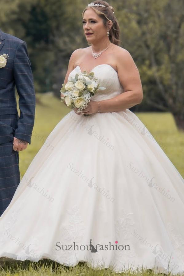 Plus Size Wedding Dresses Sweetheart Neck A Line Bridal Gowns with Lace Appliques