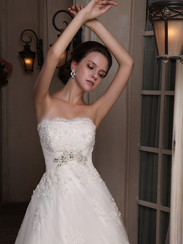 Princess A-Line Strapless Wedding Dress Scalloped-Edge Satin Tulle Sleeveless Bridal Gowns with Chapel Train