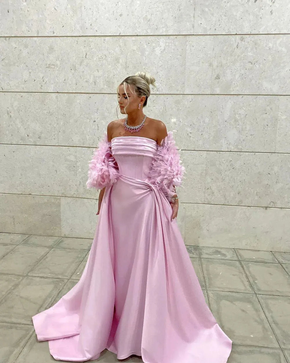 Exquisite Satin Pink Prom Dresses Feathers Strapless Corset Off The Shoulder Evening Party Gown Night Dress Special Eve