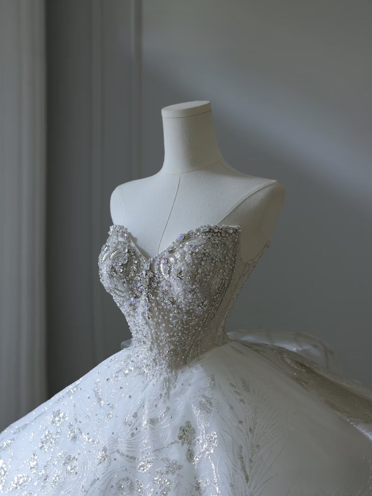 Timeless Ball Gown Sweetheart Sequin White Wedding Dresses Brides Dress