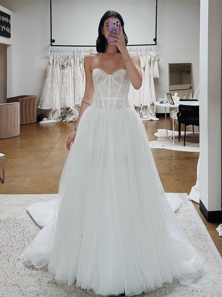Sweetheart Lace Corset Bodice Voluminous Tulle Bridal Ball Gown