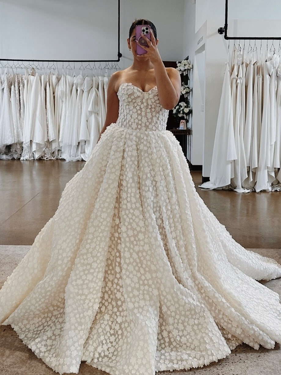 Sweetheart Luxury Full Flower Lace Wedding Gown With Train